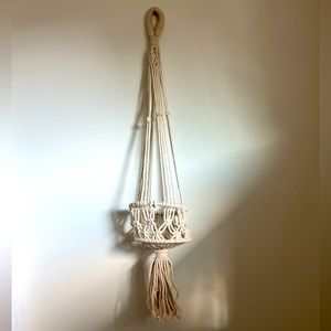 Macrame plant hanger